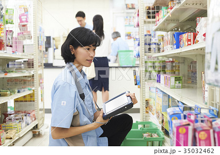 コンビニで働く女性 コンビニで働く女性 35032462