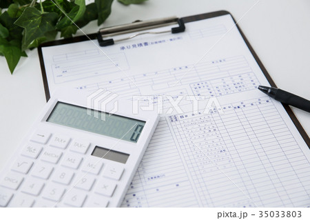 車検の見積書と電卓 車検の見積書と電卓 35033803