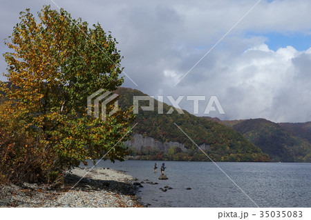 紅葉 十和田湖畔 風景 ニジマス釣り解禁 紅葉 十和田湖畔 風景 ニジマス釣り解禁 35035083