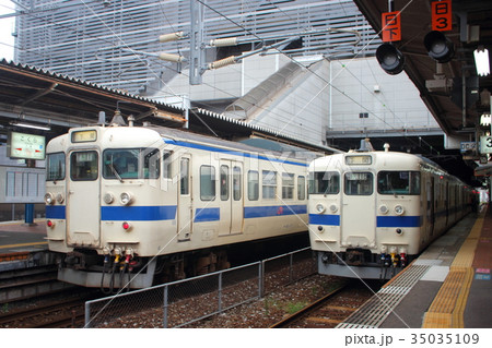 小倉駅停車中の電車 小倉駅停車中の電車 35035109