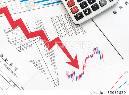決算　矢印　収支　投資　下降　下向き 35035820