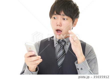 驚いた表情のビジネスマン 35035912