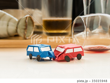 飲酒運転　酒酔い運転　酒気帯び運転　飲み過ぎ　ちゃんぽん　日本酒　ワイン　ビール　サワー 35035948