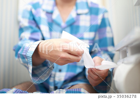 トイレ (新聞 ニュースペーパー 男性 パジャマ 寝巻き 顔なし ボディパーツ 便所 パパ) トイレ (新聞 ニュースペーパー 男性 パジャマ 寝巻き 顔なし ボディパーツ 便所 パパ) 35036278