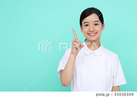 一番をする白衣を着た女性 一番をする白衣を着た女性 35036309