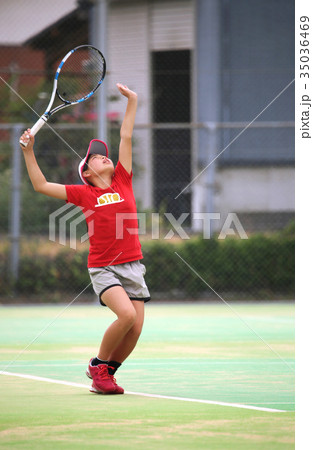テニスでサーブを打つジュニアの女の子 テニスでサーブを打つジュニアの女の子 35036469