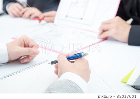 物件探しをする夫婦　不動産屋さん　賃貸マンション　説明員　物件紹介　家探し　ボディーパーツ 35037601