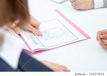 物件探しをする夫婦 不動産屋さん 賃貸マンション 説明員 物件紹介 家探し ボディーパーツ 物件探しをする夫婦 不動産屋さん 賃貸マンション 説明員 物件紹介 家探し ボディーパーツ 35037624