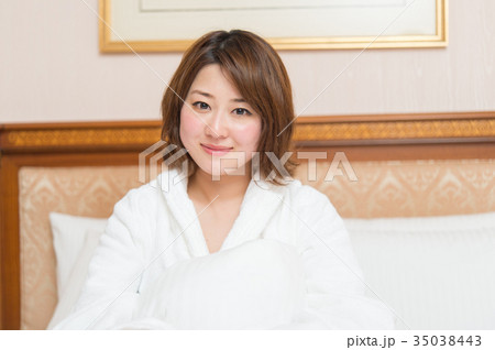 旅行　トラベル　女子旅　ホテル　ベッド　ひとり旅　美しい　セミロング　バスローブ 35038443