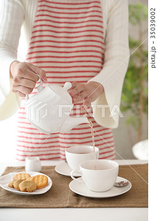 紅茶を出す 35039002