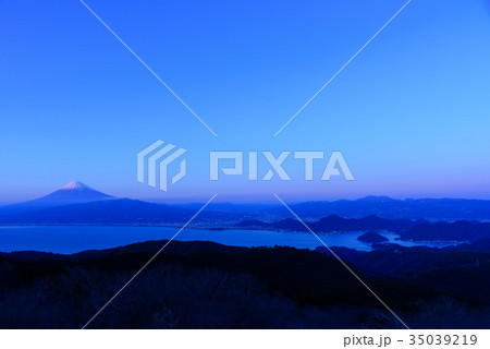 静岡 夕暮れ時の富士山と駿河湾 達磨山からの風景 静岡 夕暮れ時の富士山と駿河湾 達磨山からの風景 35039219
