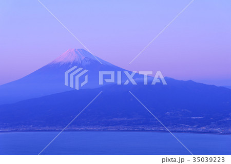 静岡　夕暮れ時の富士山と駿河湾　達磨山からの風景 35039223