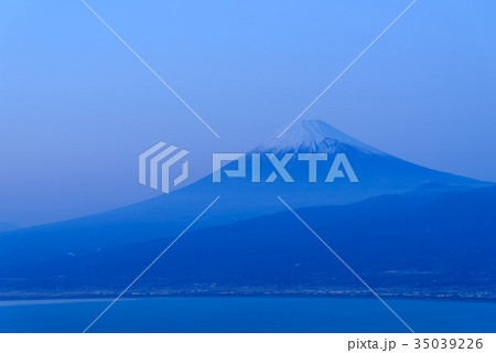 静岡 夕暮れ時の富士山と駿河湾 達磨山からの風景 静岡 夕暮れ時の富士山と駿河湾 達磨山からの風景 35039226
