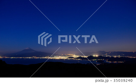 静岡　富士山と沼津・富士市の夜景　達磨山からの風景 35039240