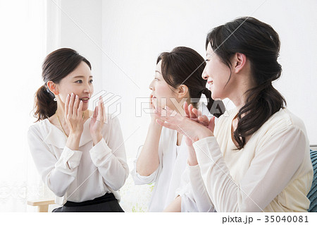 40代の女性たち 35040081