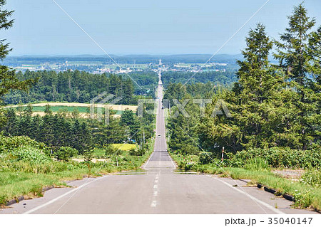 北海道 海まで続く直線道路の写真素材