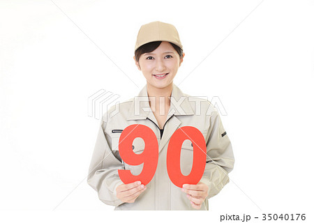 数字を持つ女性作業員 数字を持つ女性作業員 35040176