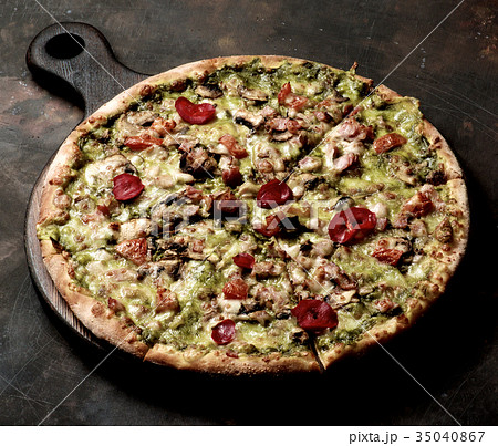 Bacon Alfredo Pizza Bacon Alfredo Pizza 35040867
