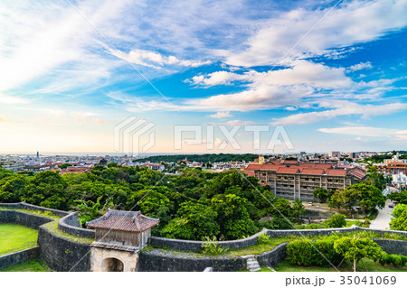 《沖縄県》首里城から見下ろす街並み 35041069