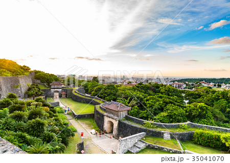 《沖縄県》首里城から見下ろす街並み 35041070