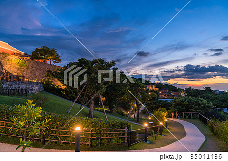 《沖縄県》首里城と那覇の街並み 35041436