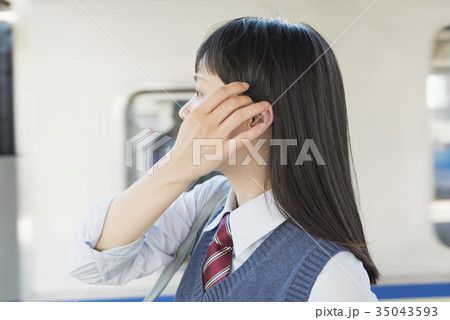 女子高生　通学　電車 35043593