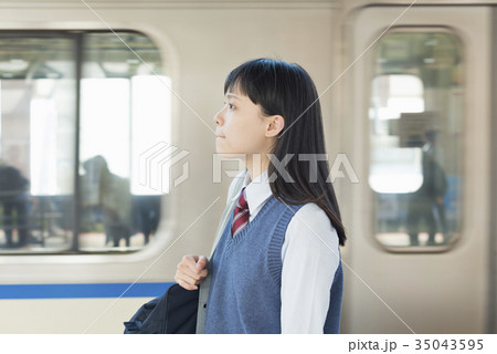 女子高生 通学 電車 女子高生 通学 電車 35043595