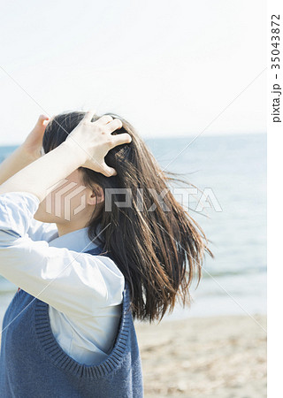 女子高生　海風　髪がなびく 35043872
