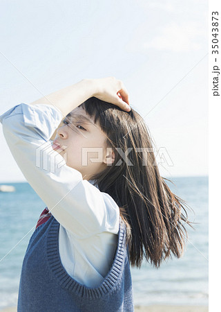 女子高生 海風 髪がなびくの写真素材