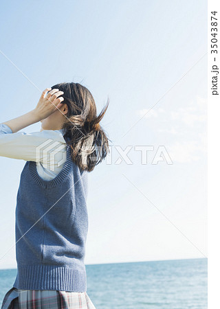 女子高生　海風　髪がなびく 35043874