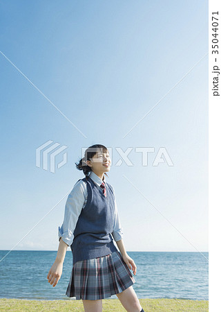 女子高生 海 草原 散歩 女子高生 海 草原 散歩 35044071