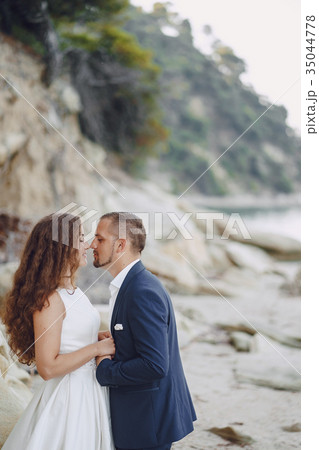 grooms in nature grooms in nature 35044778