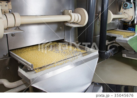 industrial production of pastaon automated food 35045676