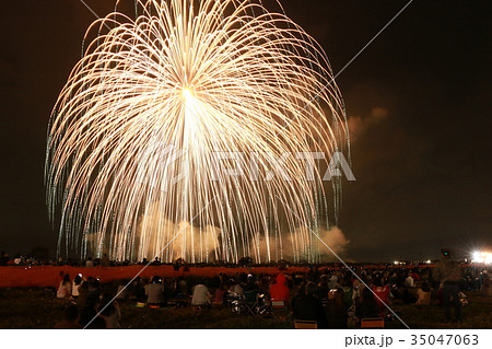 鴻巣花火大会 四尺玉花火の写真素材 [35047063] - PIXTA