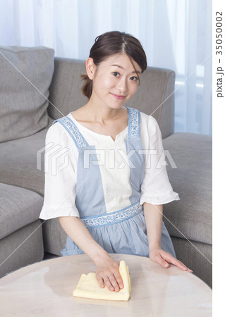 テーブルを拭く主婦 35050002