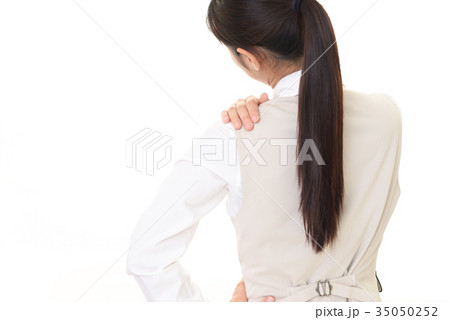 肩痛を訴える女性 肩痛を訴える女性 35050252