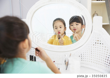 鏡 少女 子供 35050835