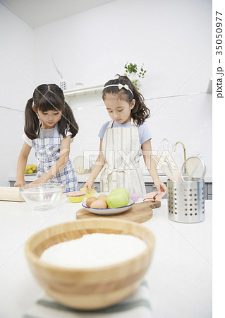少女 子供 キッチン 35050977