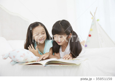 読書 少女 うつ伏せ 35051150