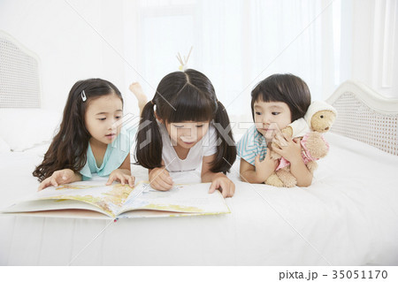 読書 少女 ベッド 35051170