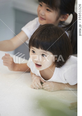 小麦粉 少女 子供 35051326