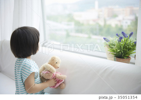 眺める  外を見る 少女 35051354