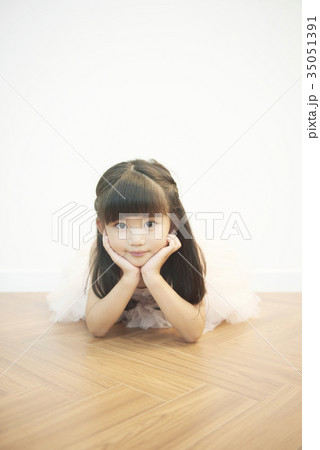 少女 子供 頬杖 35051391