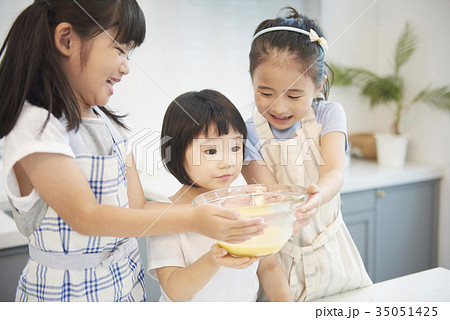 少女 子供 キッチン 35051425