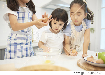 少女 子供 キッチン 35051429