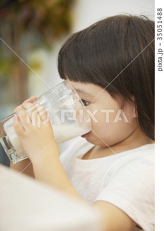 飲み 飲む 少女 35051488