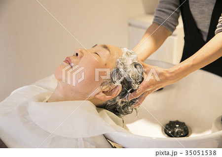 美容院でシャンプーするおばあさん 35051538