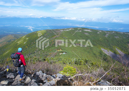 ハイカーと蓼科山から白樺高原と佐久平 ハイカーと蓼科山から白樺高原と佐久平 35052071