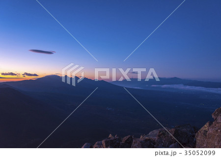 蓼科山からの朝焼けの八ヶ岳連峰と中央アルプス 蓼科山からの朝焼けの八ヶ岳連峰と中央アルプス 35052099