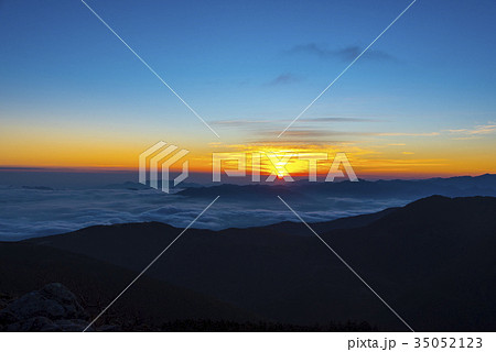 蓼科山山頂からの朝日 35052123